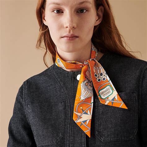 tie hermes scarf video|how to wear hermes twilly.